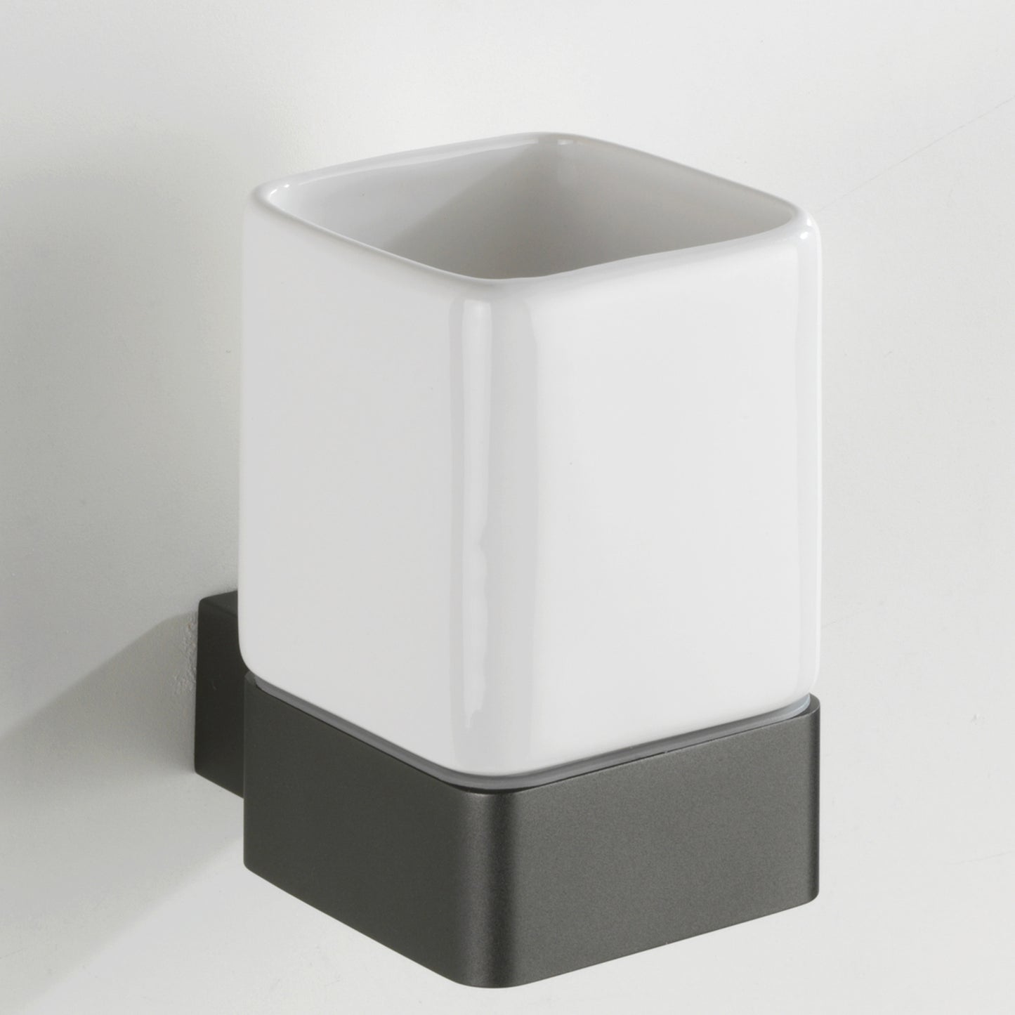 immagine-2-wenko-bicchiere-porta-spazzolino-montella-antracite-ean-4008838222263