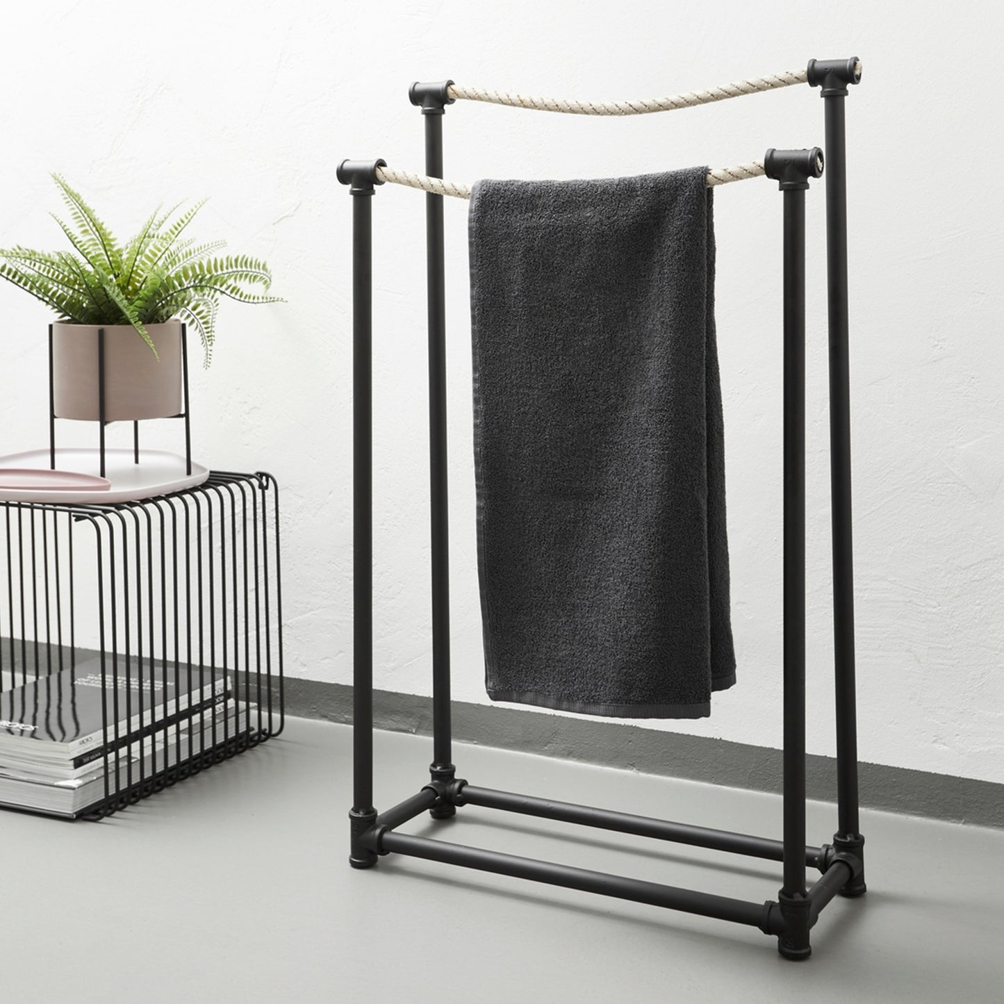 immagine-2-wenko-piantana-porta-salviette-osuna-nero-ean-4008838256763