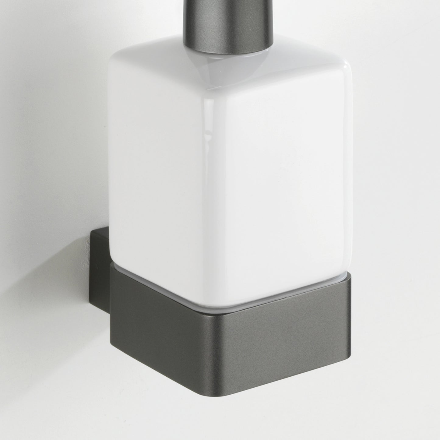 immagine-3-wenko-dispenser-per-sapone-liquido-in-alluminio-montella-antracite-ean-4008838279083