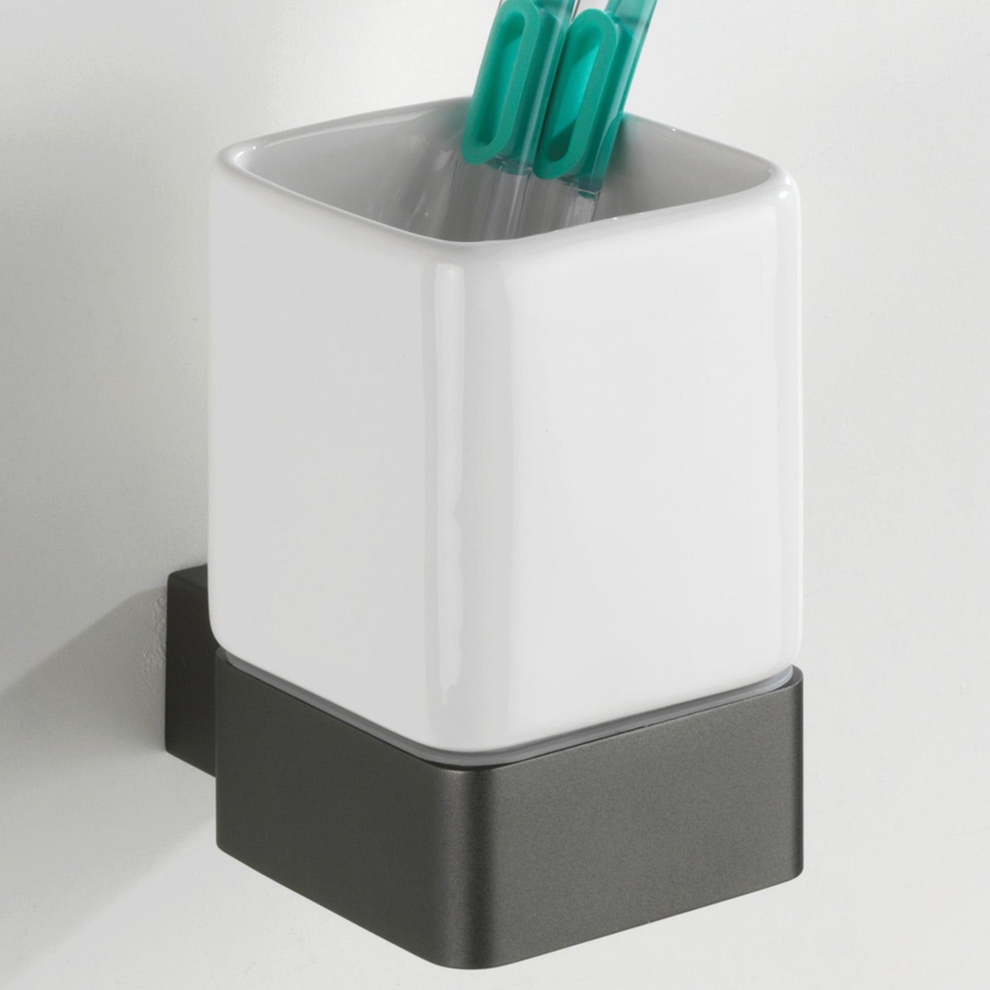 immagine-4-wenko-bicchiere-porta-spazzolino-montella-antracite-ean-4008838222263