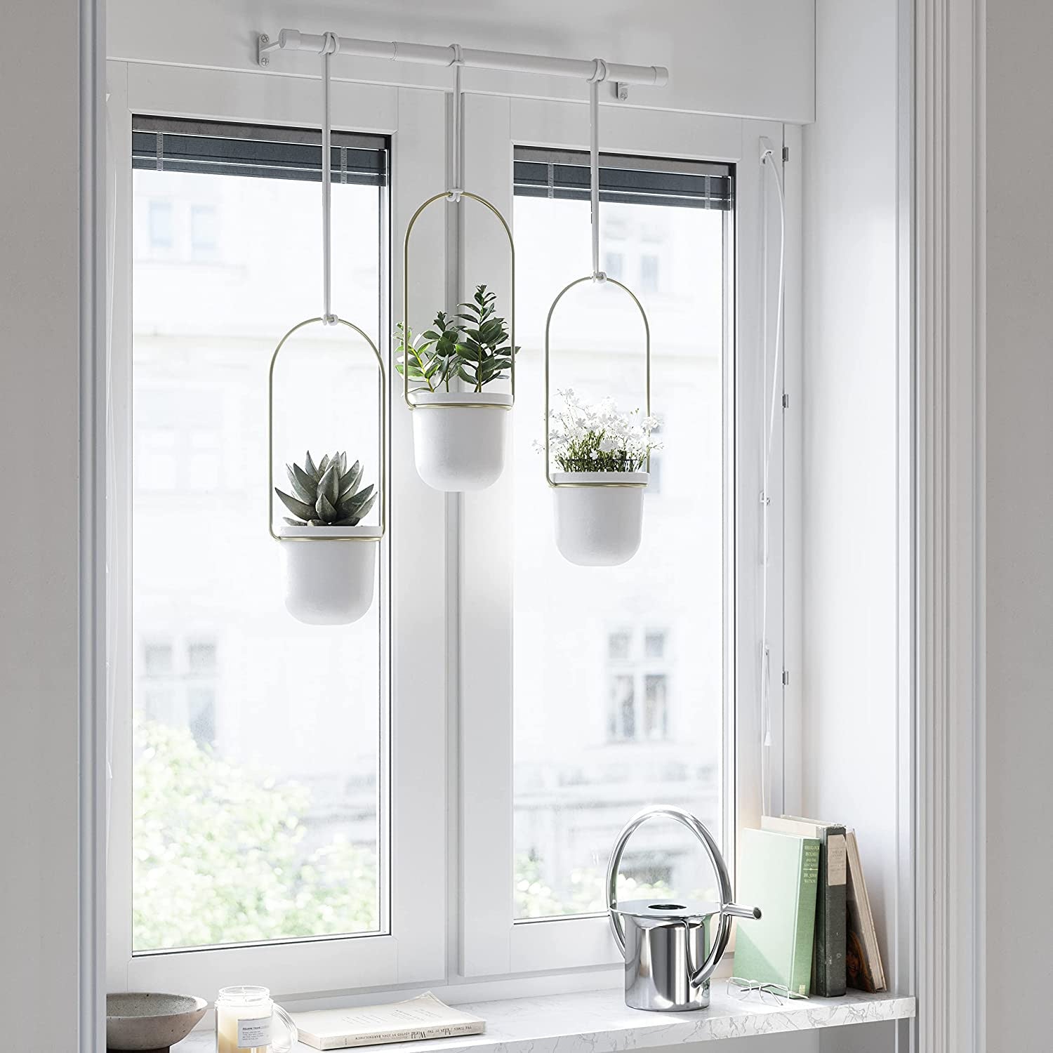 immagine-10-umbra-set-3-vasi-sospesi-decorativi-in-acciaio-biancoottone-ean-028295323444