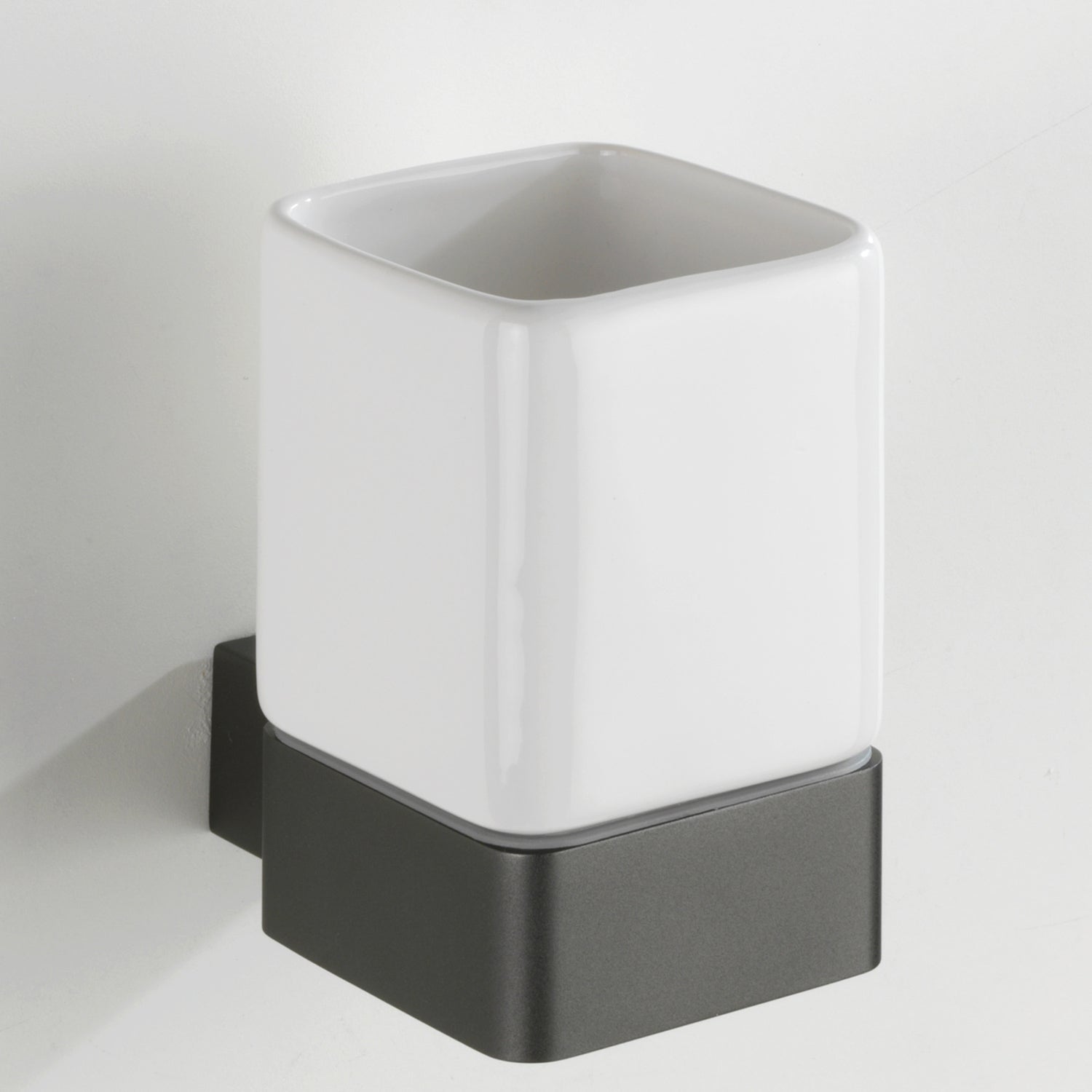 immagine-2-wenko-bicchiere-porta-spazzolino-montella-antracite-ean-4008838222263