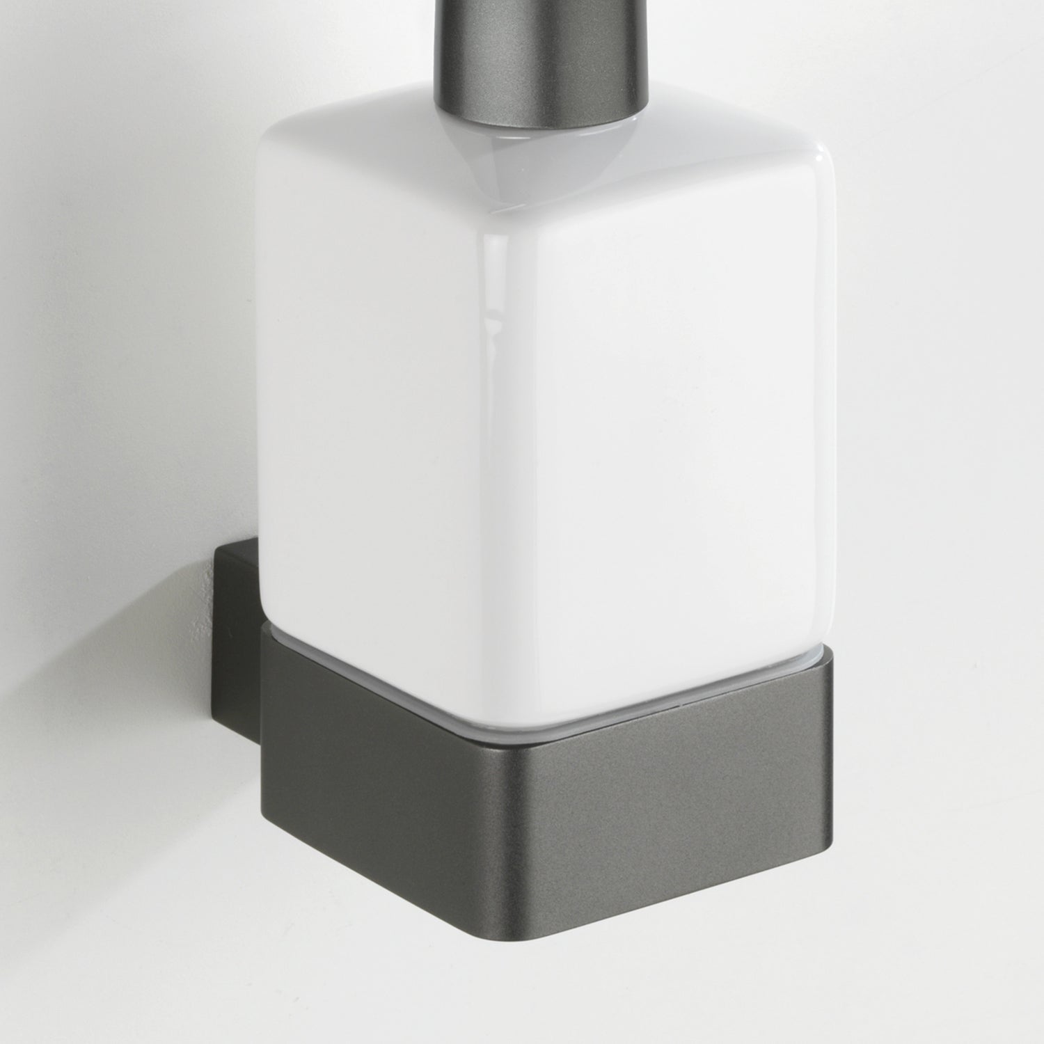 immagine-3-wenko-dispenser-per-sapone-liquido-in-alluminio-montella-antracite-ean-4008838279083