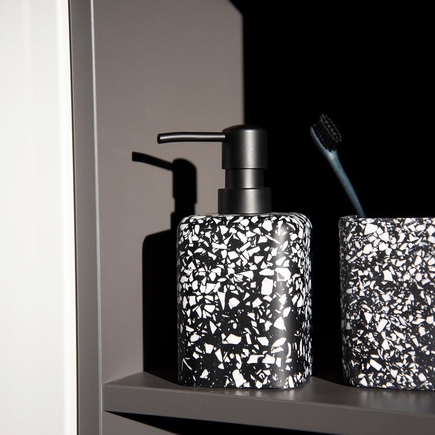 immagine-4-wenko-tazza-spazzolino-da-denti-terrazzo-nero-portaspazzolino-ean-4008838339633