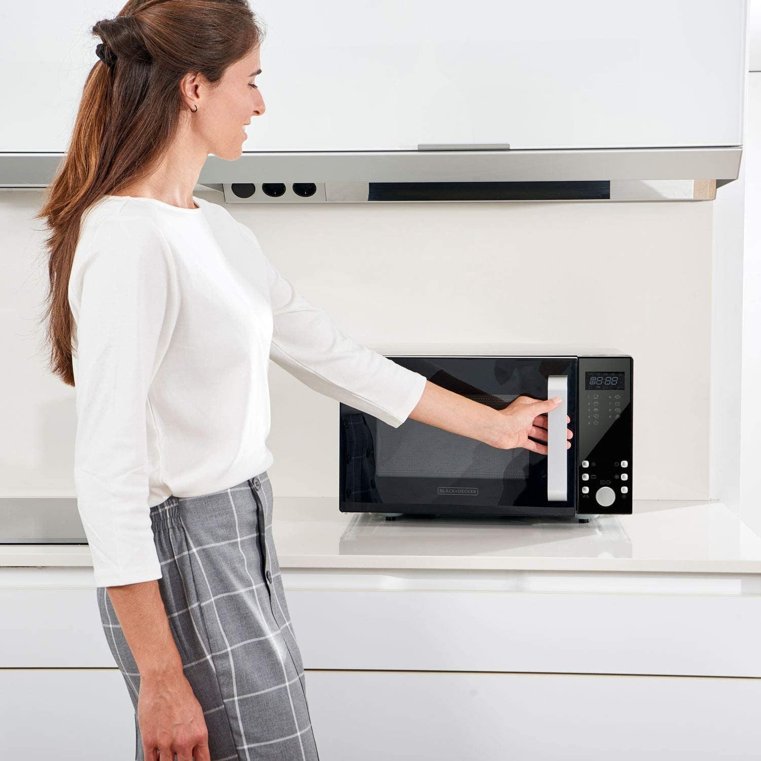 immagine-5-black-decker-microonde-23-litri-nero-digital-con-scongelamento-bxmz900e-ean-8432406700055