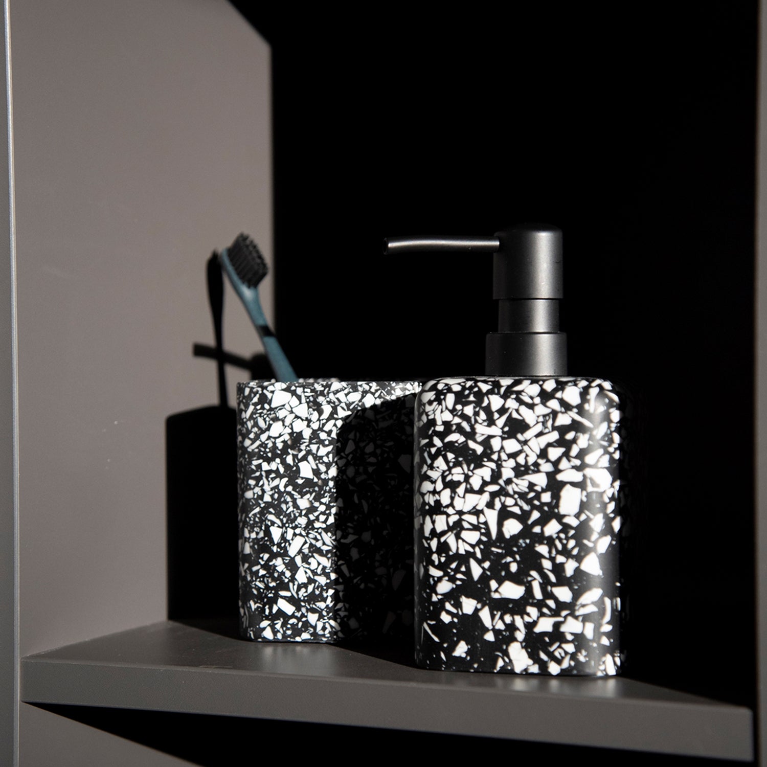 immagine-5-wenko-tazza-spazzolino-da-denti-terrazzo-nero-portaspazzolino-ean-4008838339633